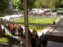 Die ersten Besucher vor dem Lenbachhaus