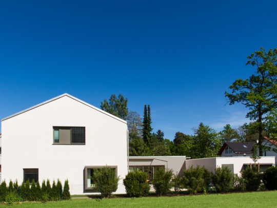 BILD:       		Einfamilienhaus mit Garage            