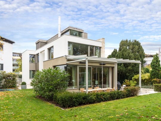 BILD:       		Neubau eines Einfamilienhauses mit Carport            