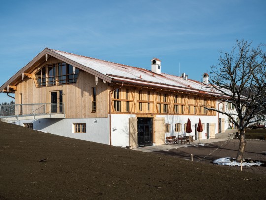 BILD:       		Neuaufbau eines Bauernhauses            