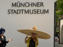 BILD:   		Corona-Hut im Münchner Stadtmuseum        