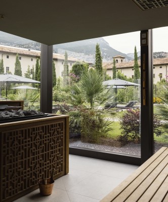 Blick aus der Sauna in den Hotelgarten © Enrico Constantini