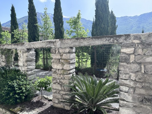 Monastero Arx Vivendi: Der Klostergarten mit Blick auf das Umland vom Gardasee