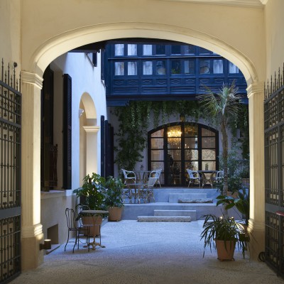 Der einladende Innenhof als Zugang zum Hotel © Art Sanchez Alta