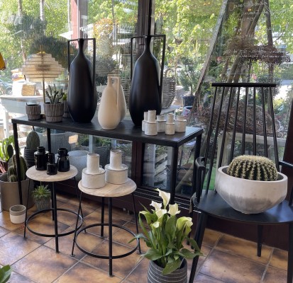 Auch Vasen, Deko-Objekte und Möbel kann man kaufen @ RG