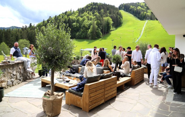 Gäste beim Terrace Opening, im Hintergrund der Skihang des Wiesseeer Skiclubs © Strike PR