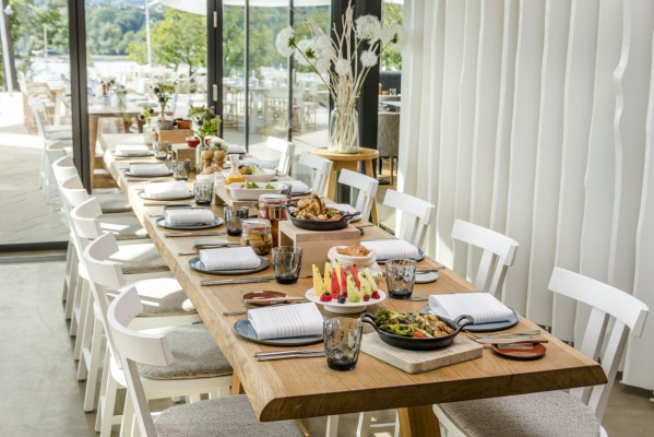 Community-Table im Restaurant der Seezeitlodge