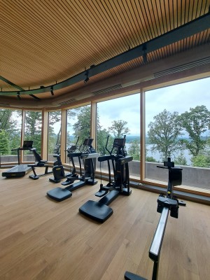Fitnessraum mit Panoramablick auf den See