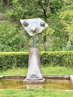 Joan Miró im Garten der  J. Llorens Artigas Foundation