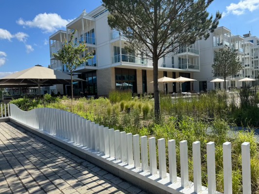 Blick von der Strandpromenade auf das Hotel