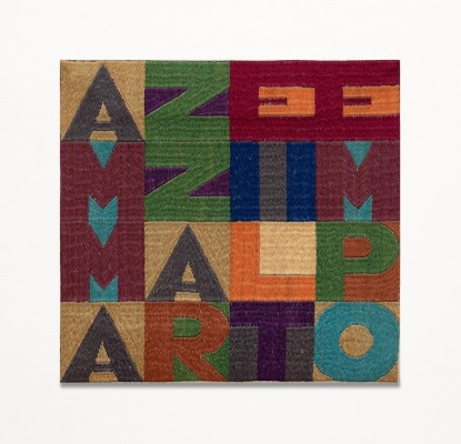 © Alighiero Boetti Ammazzare, il tempo (Killing Time), 1979, Stickerei auf Leinen, auf Bord montiert, Courtesy: Larkin Erdmann Fine Art