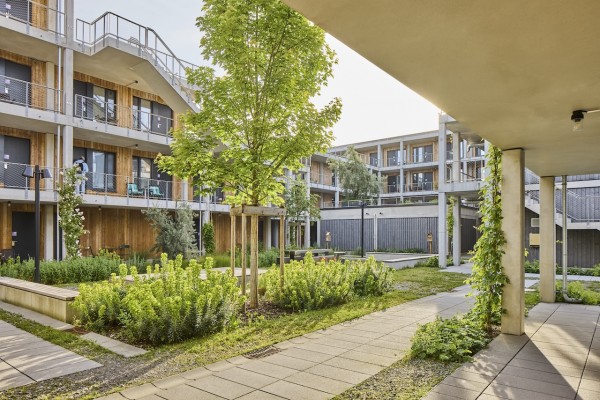 Vor der Haustür können Bewohner*innen begrünte Innenhöfe und Dachterrassen zum Entspannen nutzen.