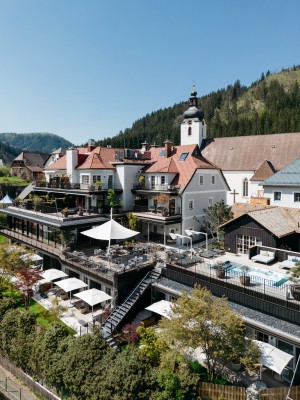 Das Refugium Lunz ist eingebettet zwischen der Pfarrkirche und dem Fluss Ybbs. © Gregor Hofbauer/Refugium Lunz