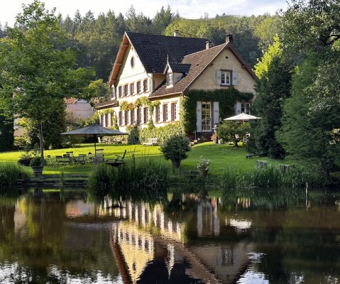 Gleich gegenüber: Maison d‘ Ecole