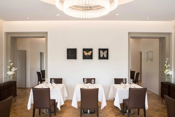 Damian Hirst mit Lalique im Restaurant - © Gregoire Gardette