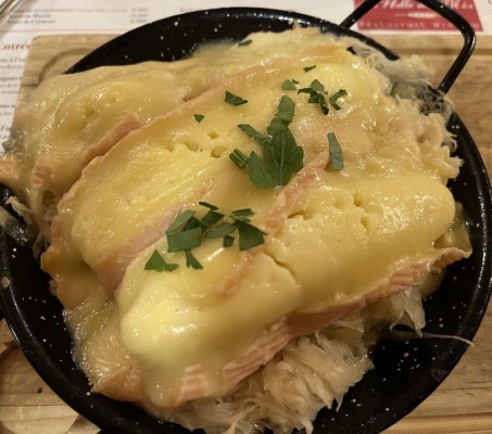 Abends in der Winstub in Obernai: Münsterkäse auf Choucroute