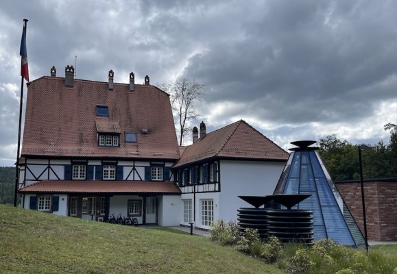 Links das ehemalige Wohnhaus - heute Fünf-Sterne-Hotel