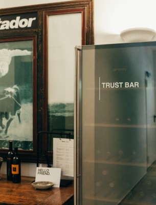 Lust auf Snacks und Drinks? Dazu gibt es rund um die Uhr eine Trust-Bar © THE GENTLE TEMPER