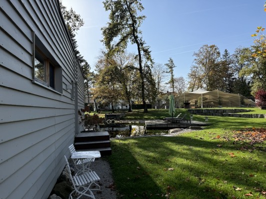 Blick von Tiny House über den großzügigen Garten